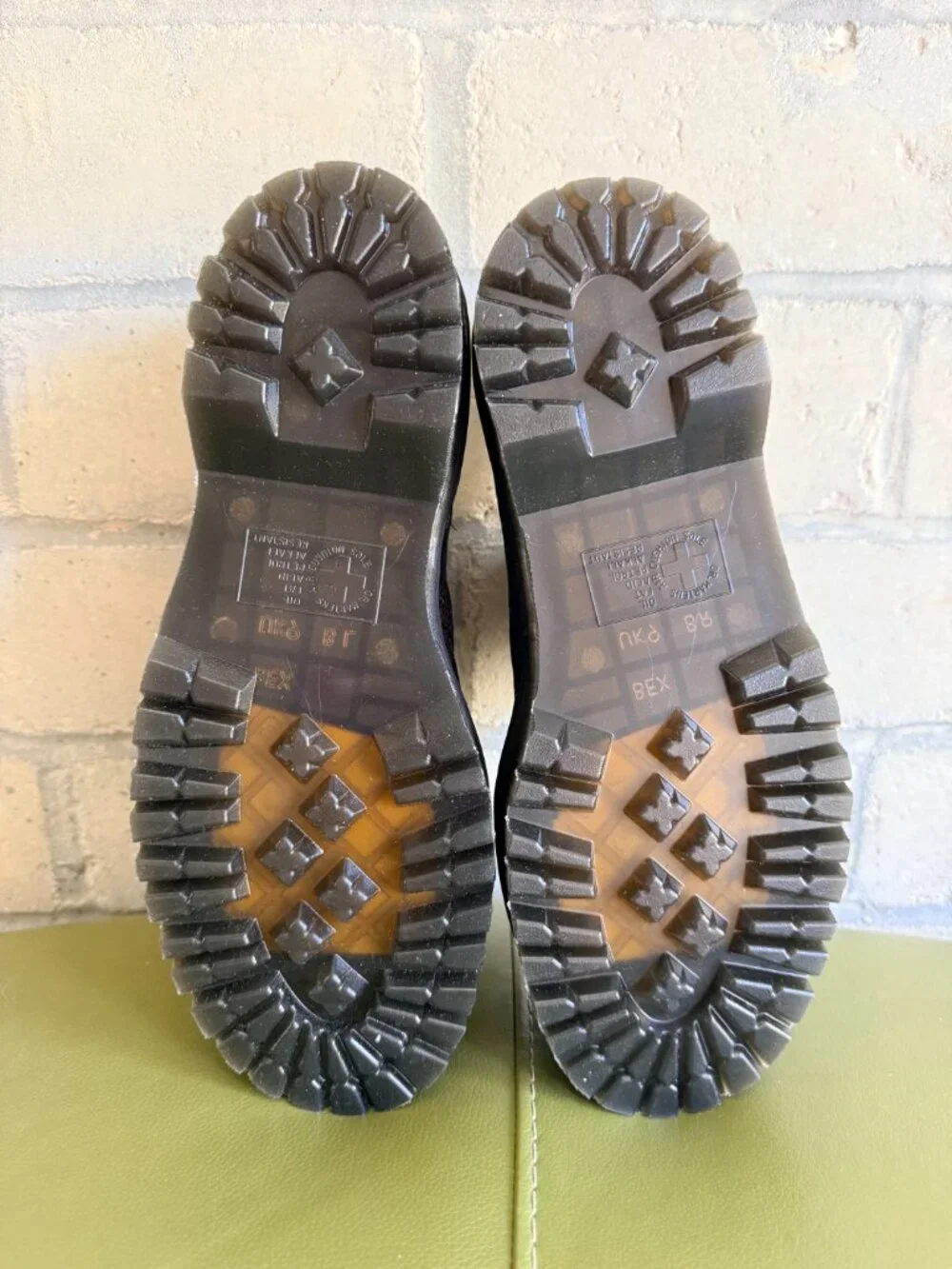 Dr. Martens Holly silver crackle size US W 11 / UK 9 NWT